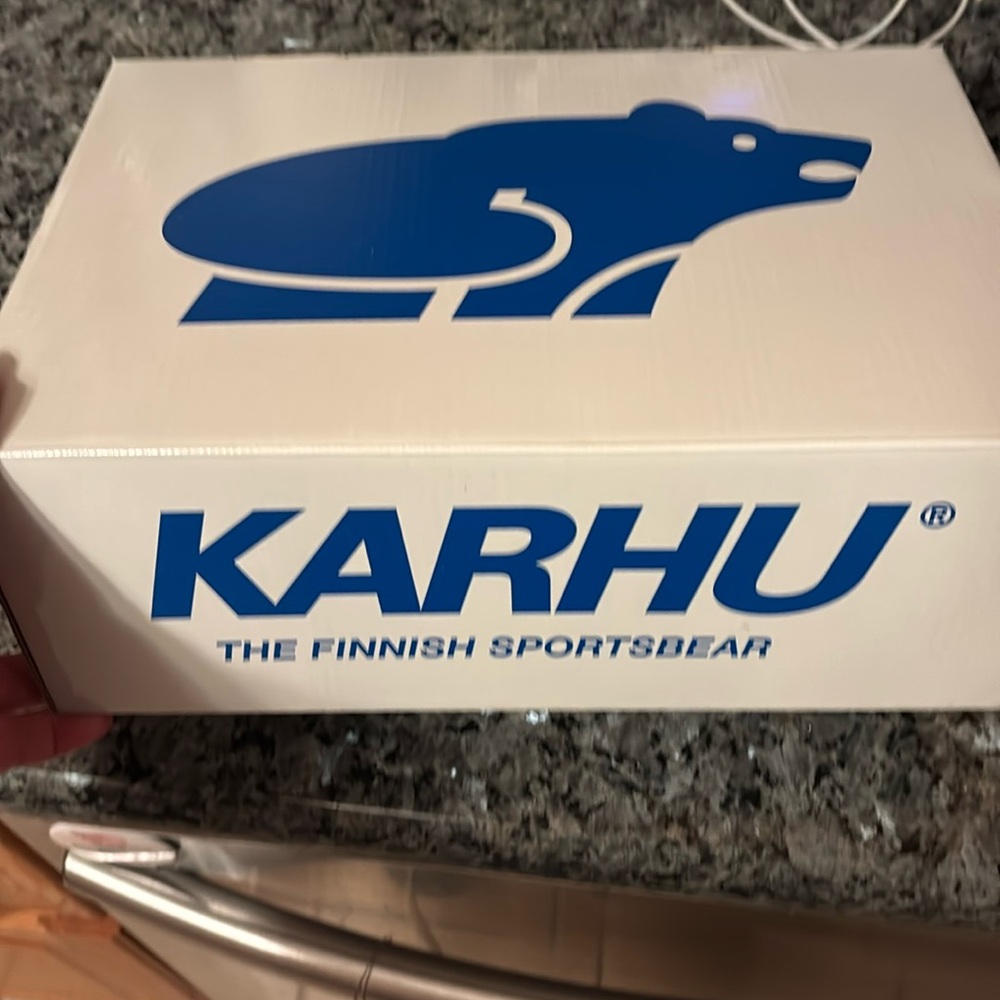 Like new Karhu Finnish sportsbear sneakers.